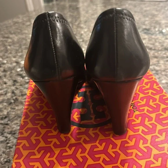Tory Burch Sophie Wedge Black Metal Logo Women’s Size 9/ a classic!!! - Picture 6 of 9